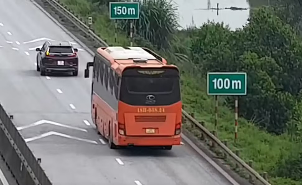 Vạch mũi nhọn kèm biển để xác định khoảng cách giữa 2 xe. Làm sao để nhận biết khoảng cách an toàn trên cao tốc, những đoạn đường nào bị phạt? - Ảnh 2.