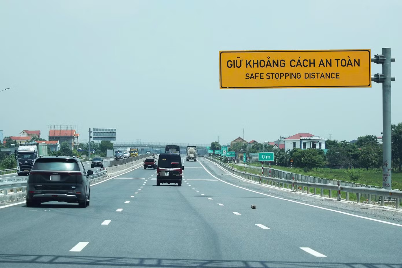 Biển báo giữ khoảng cách an toàn trên cao tốc. Làm sao để nhận biết khoảng cách an toàn trên cao tốc, những đoạn đường nào bị phạt? - Ảnh 3.