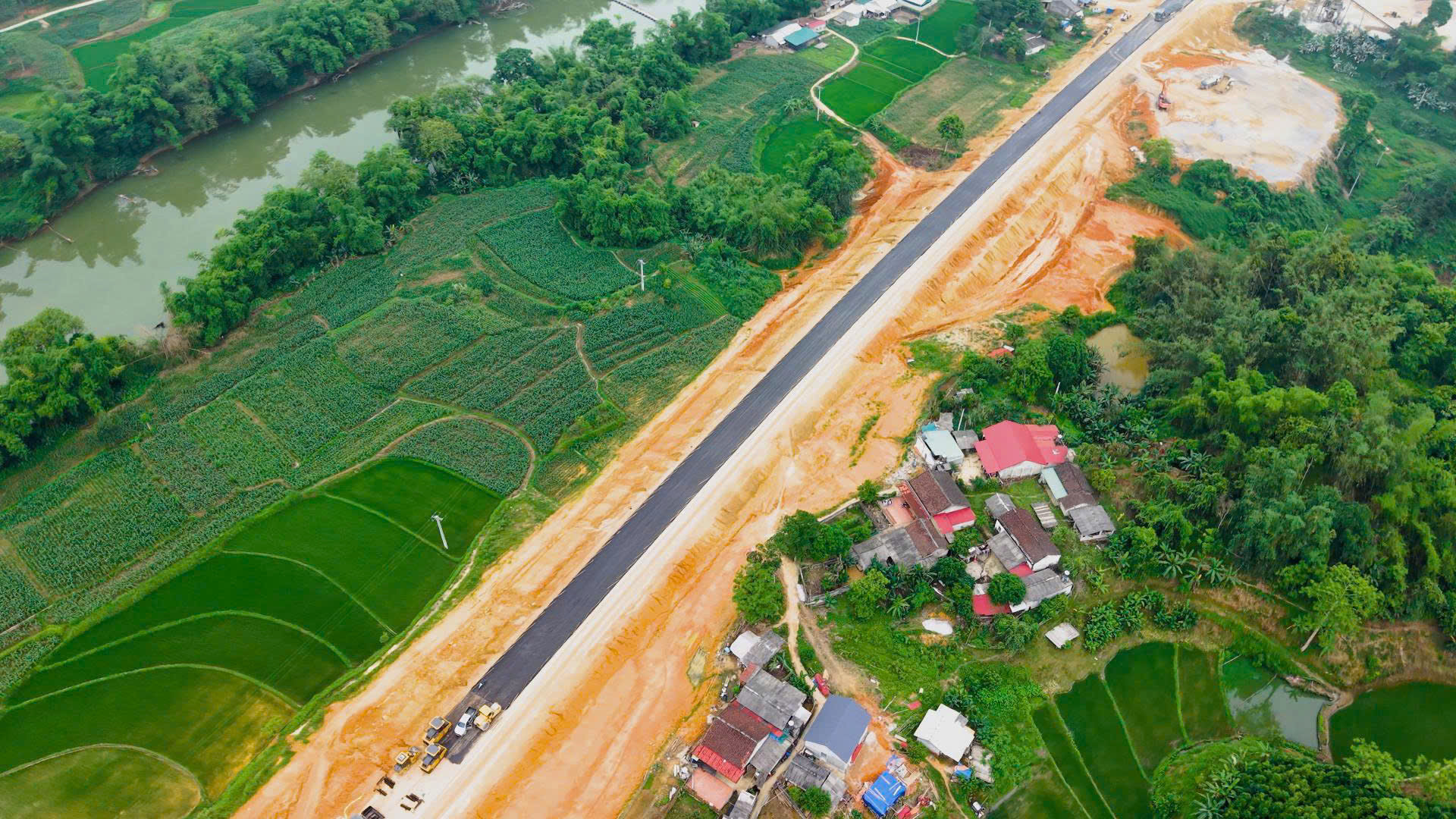 Thi công cao tốc Đồng Đăng - Trà Lĩnh (Ảnh: Đèo Cả)
