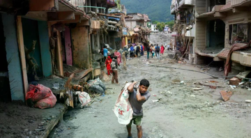 Hậu lũ quét, Nepal chôn cất tập thể hàng trăm nạn nhân chưa rõ danh tính