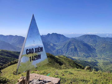 Ngọn núi cao 1.400m được ví như nóc nhà Quảng Ninh, gây sốt với 'Vạn Lý Trường Thành' giữa đại ngàn