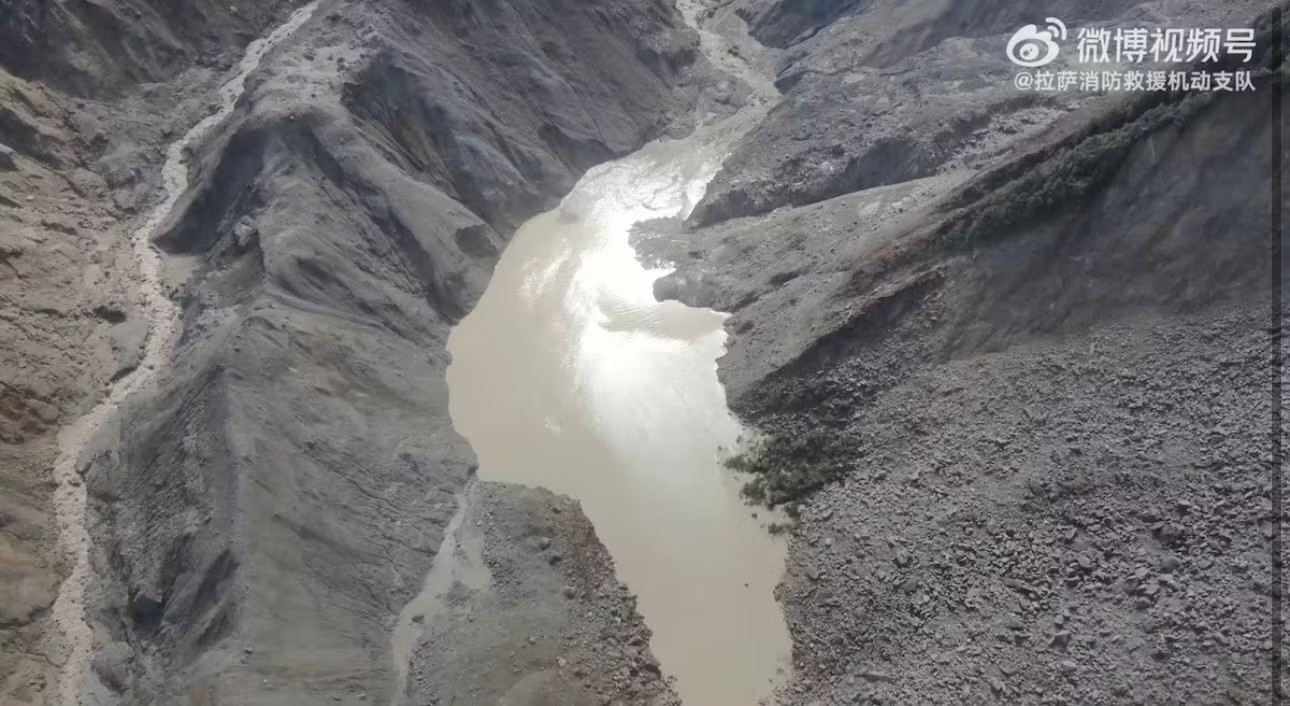 Hồ nước hình thành trên dãy Himalaya sau trận lũ quét kinh hoàng ở khu vực biên giới Nepal - Trung Quốc. (Ảnh: Reuters) Ấn Độ cảnh giác với hàng ngàn hồ trên núi sau thảm hoạ ở Nepal - Ảnh 1.