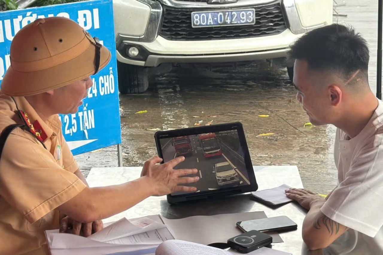 Tài xế xem lại hành vi vi phạm trên cao tốc. Ngày đầu nghỉ lễ 2/9: Xử phạt 9 trường hợp không giữ khoảng cách trên cao tốc - Ảnh 1.