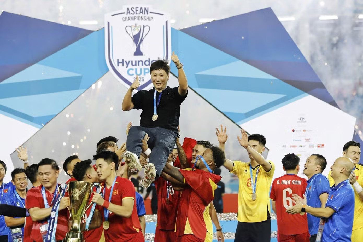 HLV Kim Sang-sik đang liên tiếp gặt hái thành công cùng bóng đá Việt Nam. Điểm tựa giấu mặt của HLV Kim Sang-sik - Ảnh 3.