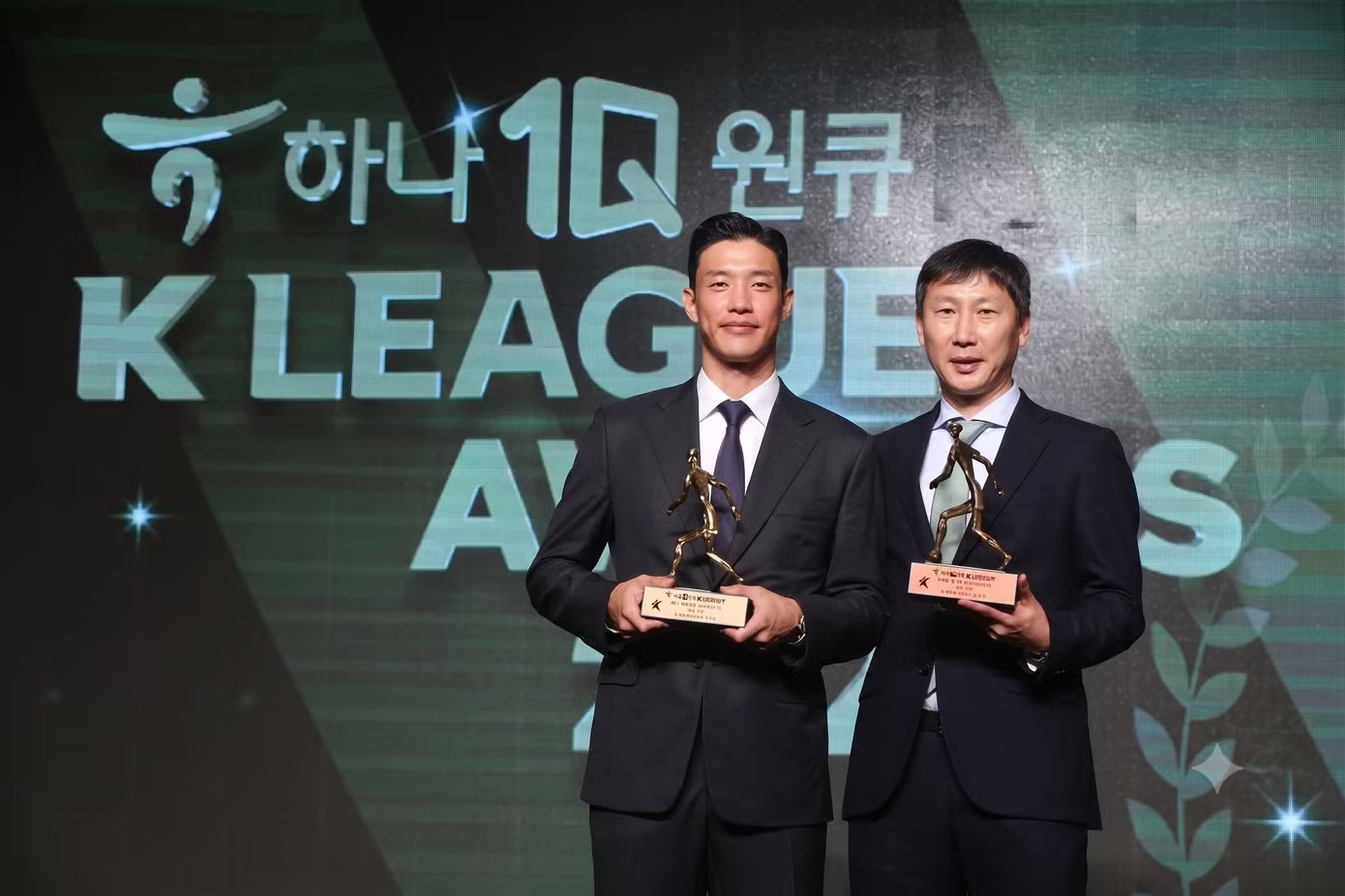 HLV Kim Sang-sik nhận danh hiệu HLV xuất sắc nhất năm 2021 ở K.League 1. Điểm tựa giấu mặt của HLV Kim Sang-sik - Ảnh 1.