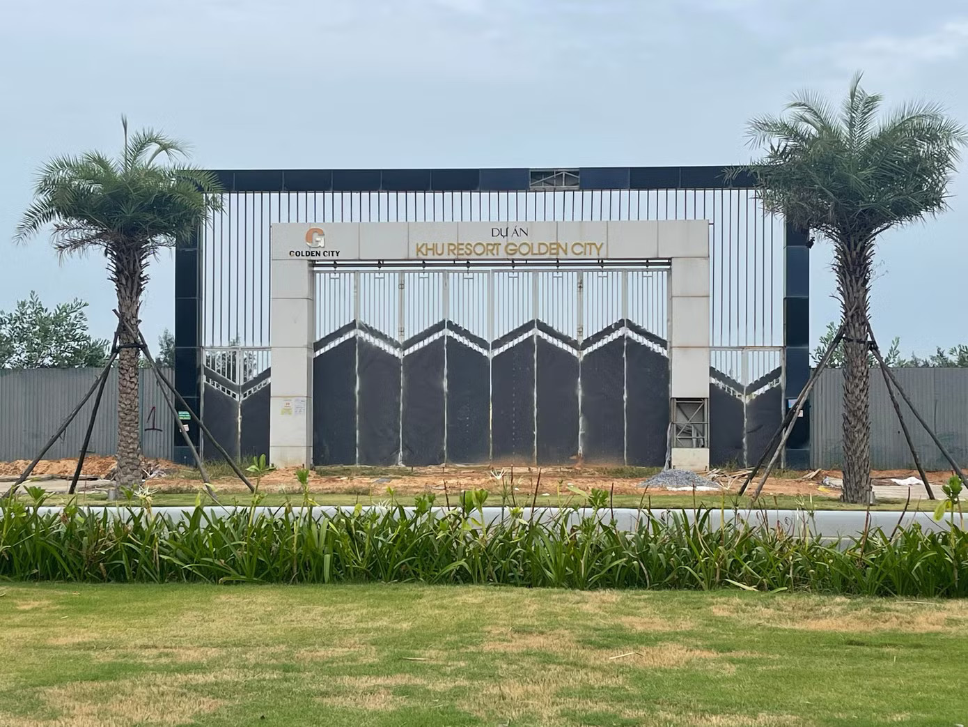 Sau gần 10 năm, Khu Resort Golden City chỉ mới hoàn thành việc vây tôn xung quanh hàng rào. Thanh tra phát hiện dự án nghỉ dưỡng hơn 4.500 tỷ đồng sau 10 năm vẫn bãi đất hoang - Ảnh 1.