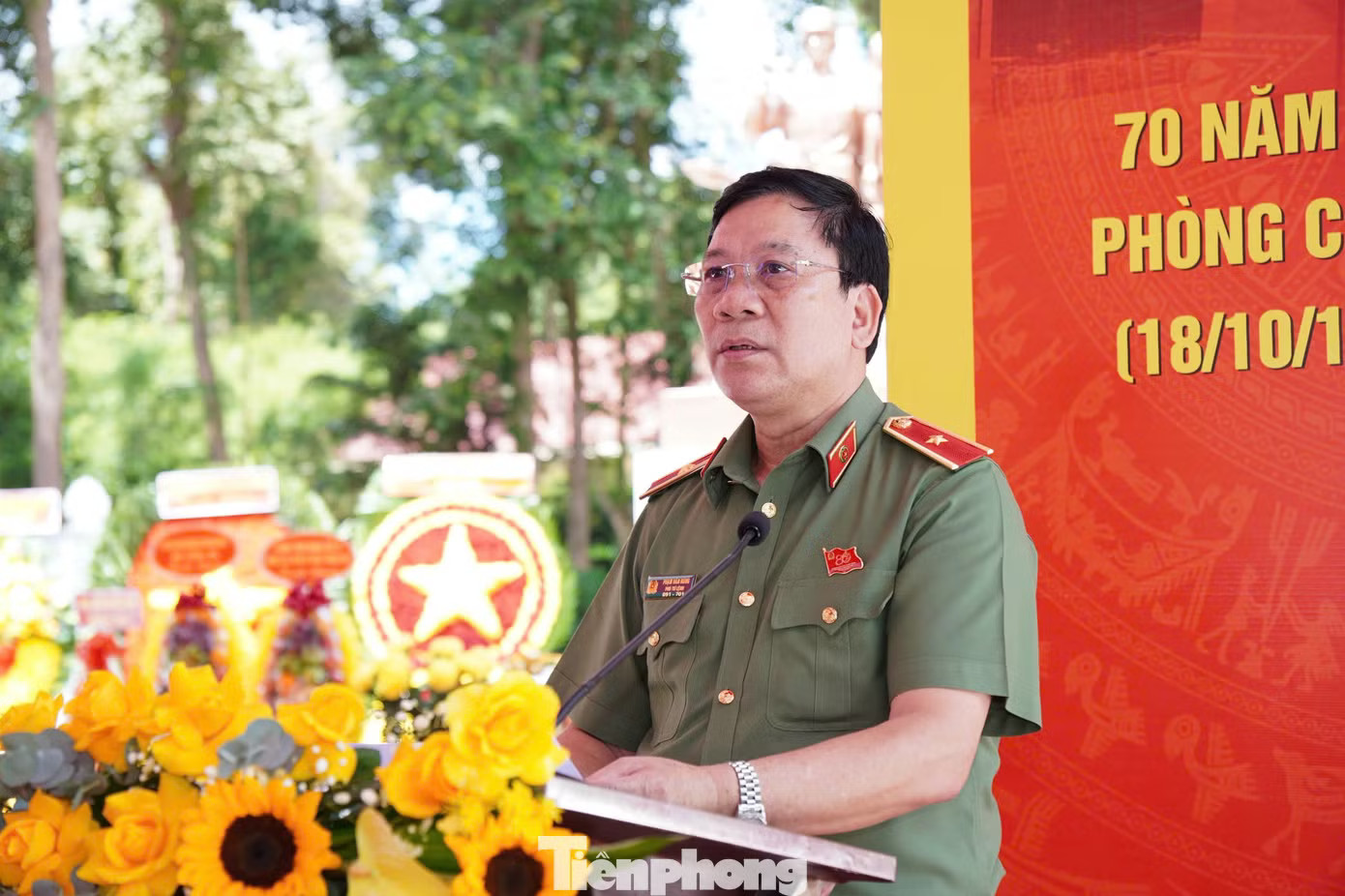 Thiếu tướng Phạm Văn Hùng, Phó Tư lệnh Bộ Tư lệnh Cảnh vệ phát biểu tại buổi lễ. Khánh thành Công trình khắc tên 505 Anh hùng liệt sĩ lực lượng Cảnh vệ CAND - Ảnh 2.