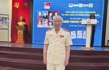 Gia đình đặc biệt của Việt Nam có hai mẹ con nhận danh hiệu Anh hùng cùng một ngày