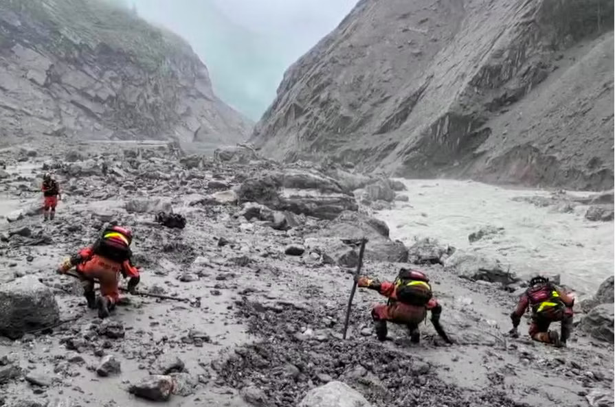 Nepal chật vật cứu hàng trăm người kẹt trong hầm, Trung Quốc khẩn cấp điều chuyên gia hỗ trợ - Ảnh 1.