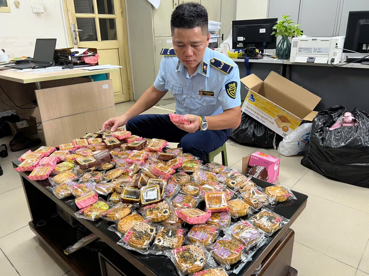 Thị trường hàng hóa Trung thu: Hà Nội tiêu hủy hàng nghìn sản phẩm bánh kẹo, đồ chơi '3 không' - Ảnh 3.