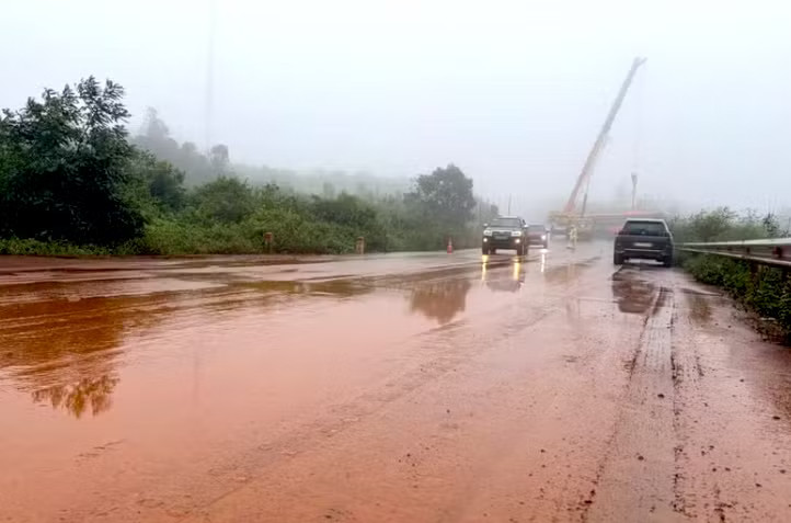 Đoạn đường trơn trượt được xác định là nguyên nhân chính dẫn tới vụ lật xe khách. Thông tin mới nhất vụ lật xe khách làm nhiều người thương vong ở Gia Lai - Ảnh 4.