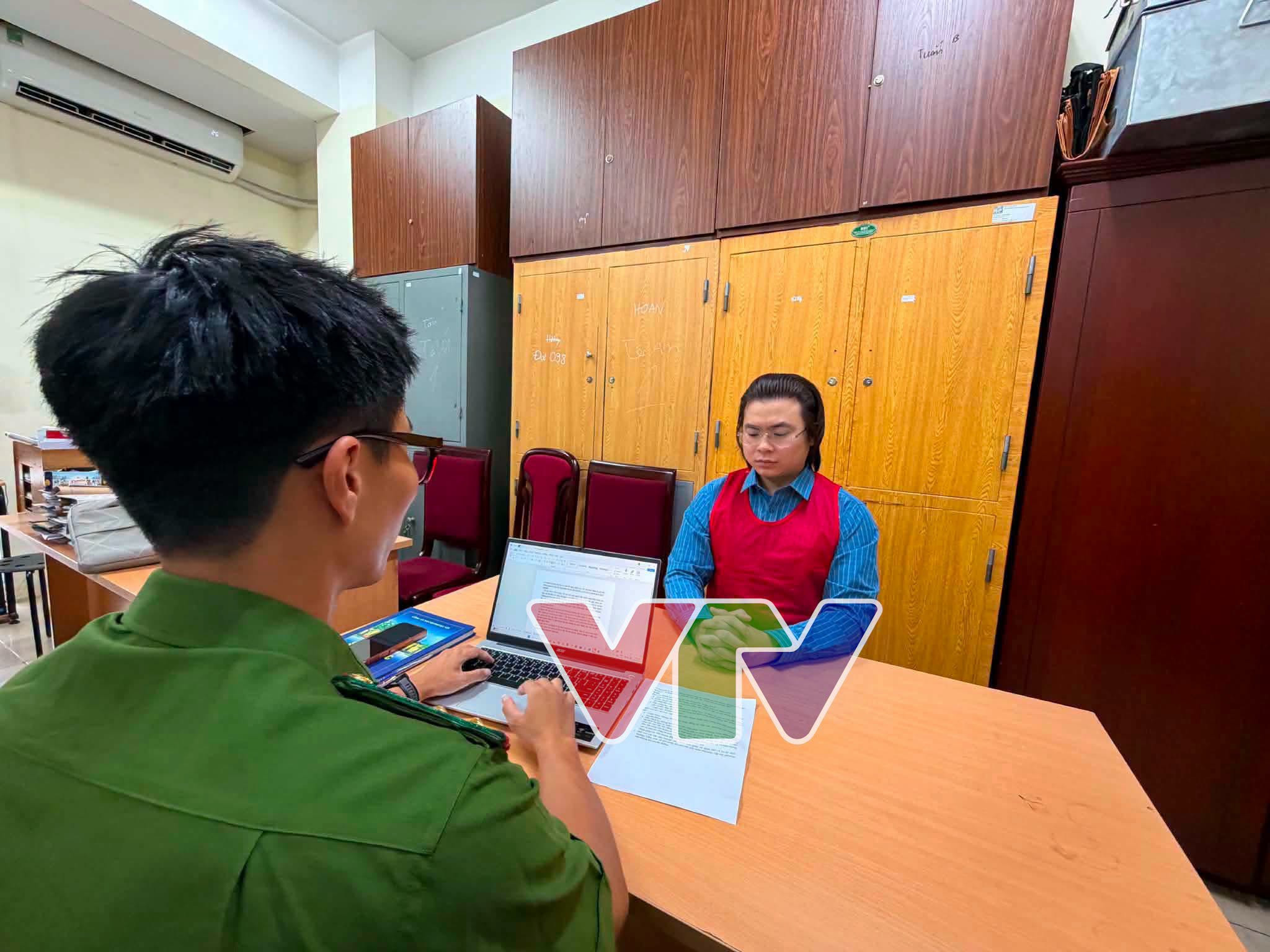 Phạm Tuấn tại cơ quan công an. Ảnh: <a style='text-decoration: none;' href='/VTV'>VTV</a>