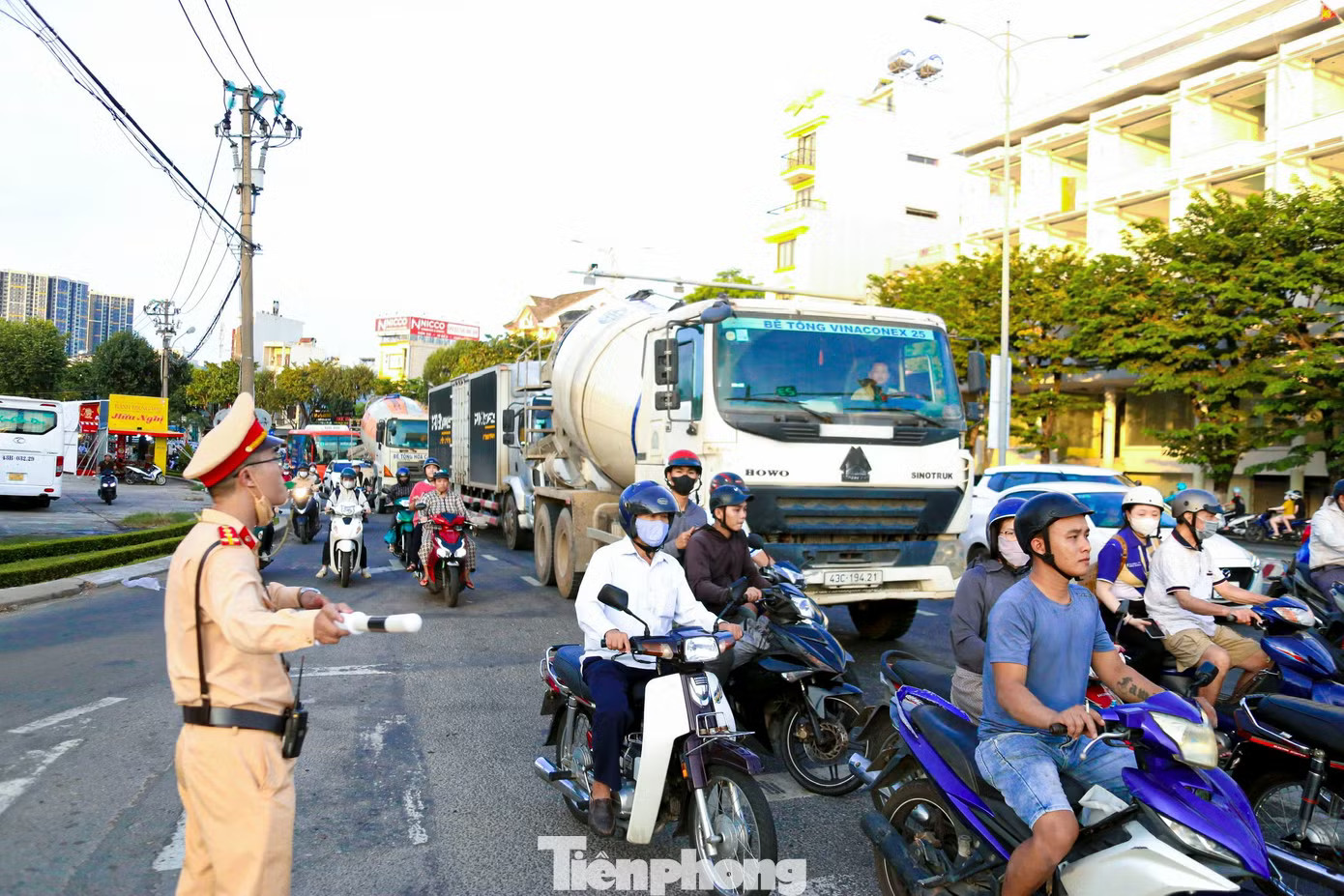 Nút giao Cách Mạng Tháng 8 - Lê Thanh Nghị có lưu lượng phương tiện lớn, các chiến làm nhiệm vụ điều tiết, phân luồng. Ảnh: Duy Quốc. Đà Nẵng kiểm tra gắt gao nồng độ cồn dịp nghỉ lễ 2/9 - Ảnh 1.