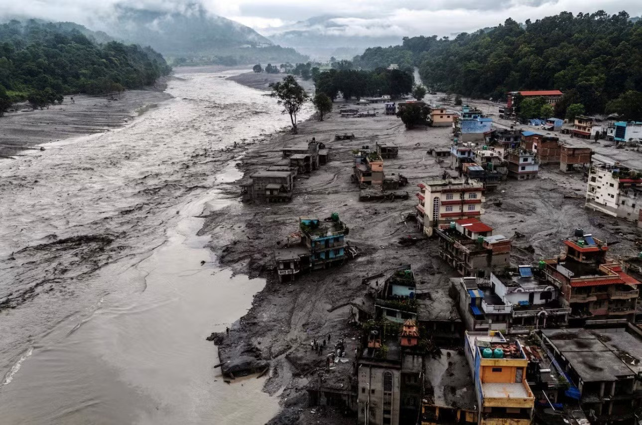 Trận lũ quét khủng khiếp xảy ra ngày 26/8 tiêu tốn 1/10 GDP của Nepal. (Ảnh: Reuters) Nepal kêu gọi Trung Quốc chia sẻ dữ liệu trước khi xảy ra thảm hoạ lũ quét - Ảnh 1.