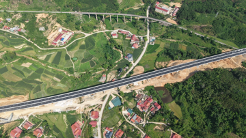 Đào sâu đắp cao 20 triệu m3 đất đá, bù giá hàng trăm tỷ đưa cao tốc 11.000 tỷ kết nối đến cửa khẩu đường bộ lớn nhất miền Bắc về đích
