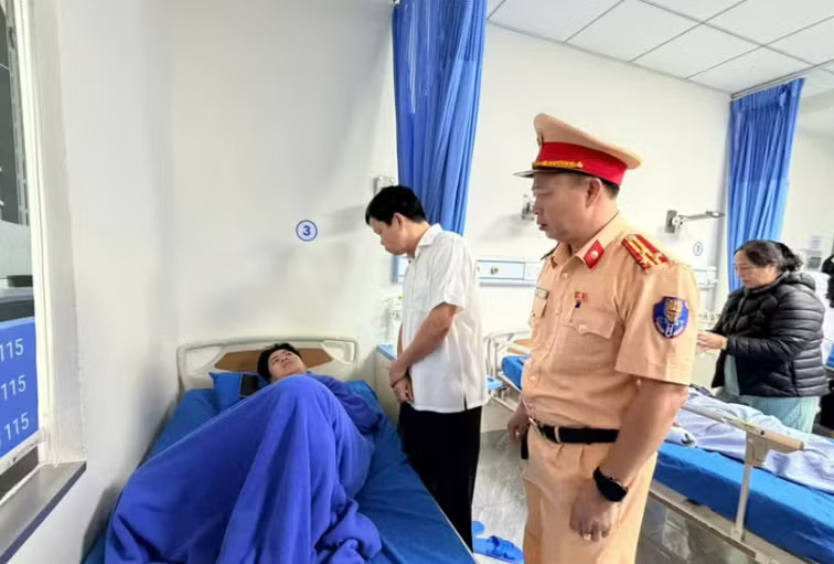 Ông Nguyễn Hữu Quế (áo trắng) thăm hỏi sức khoẻ của các nạn nhân. Thông tin mới nhất vụ lật xe khách làm nhiều người thương vong ở Gia Lai - Ảnh 5.