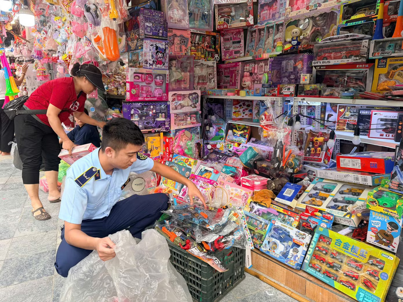 Thị trường hàng hóa Trung thu: Hà Nội tiêu hủy hàng nghìn sản phẩm bánh kẹo, đồ chơi '3 không' - Ảnh 1.