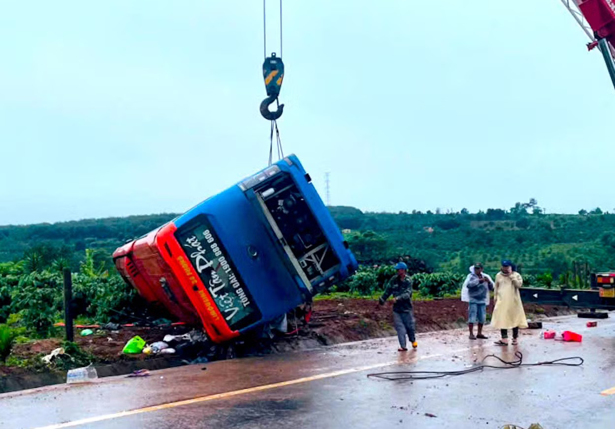 Tạm giữ hình sự tài xế vụ lật xe khách ít nhất 4 người chết - Ảnh 1.