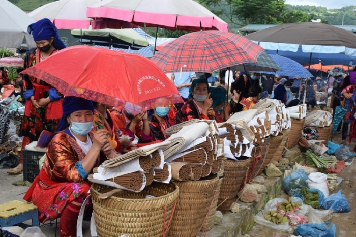 Người dân vùng cao đến chợ không chỉ mang theo hàng hóa để bán mà còn mang nét đẹp, đặc sắc riêng của dân tộc mình 