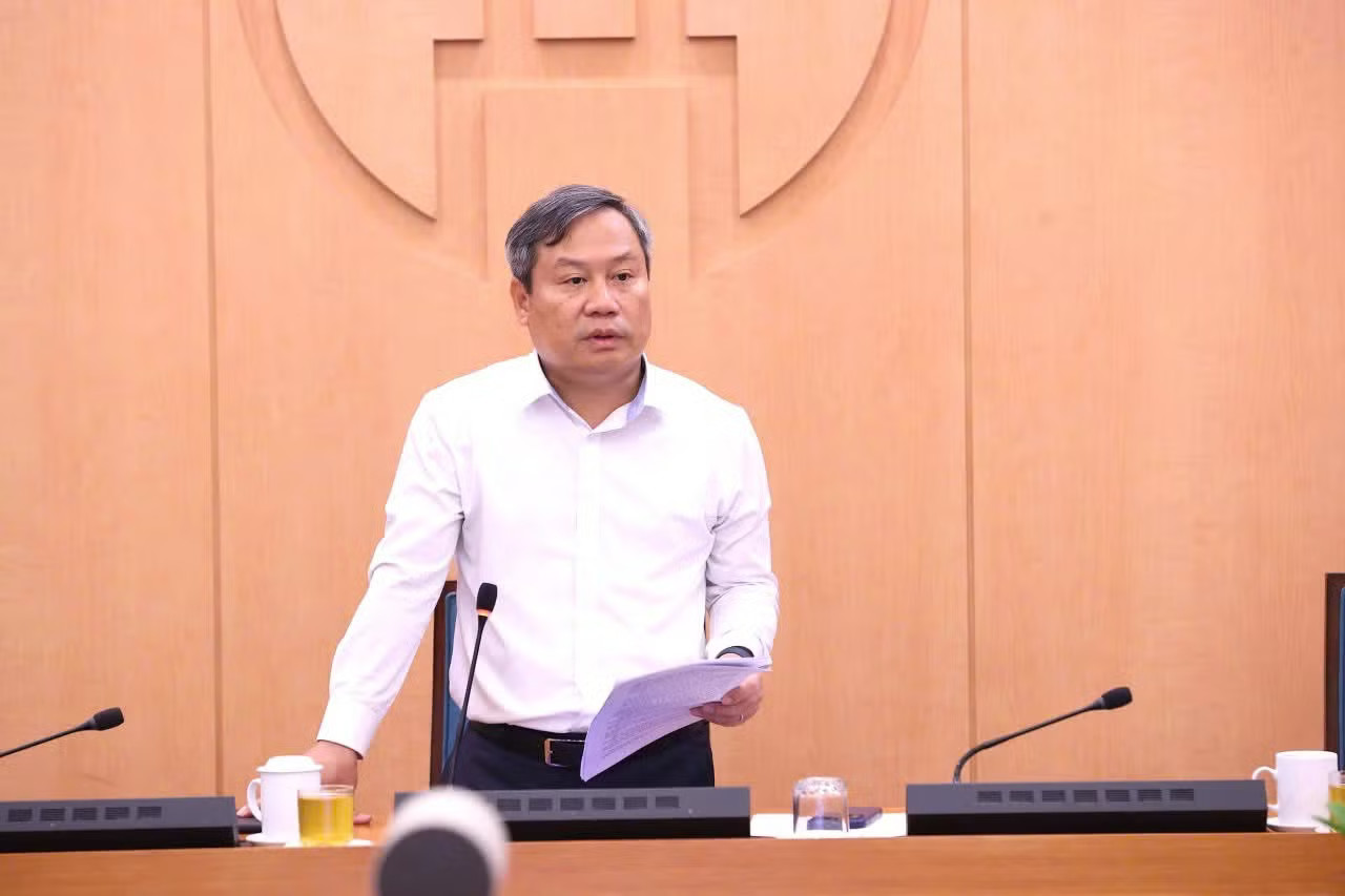 Chủ tịch UBND Thành phố Hà Nội Vũ Đại Thắng chỉ đạo tại cuộc họp. Chủ tịch Hà Nội: Công khai kết quả đầu tư các dự án chống ngập để người dân giám sát - Ảnh 2.