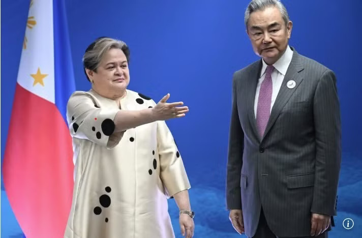 Ngoại trưởng Philippines Theresa Lazaro và Ngoại trưởng Trung Quốc Vương Nghị. Căng thẳng Philippines - Trung Quốc lan sang giáo dục - Ảnh 1.