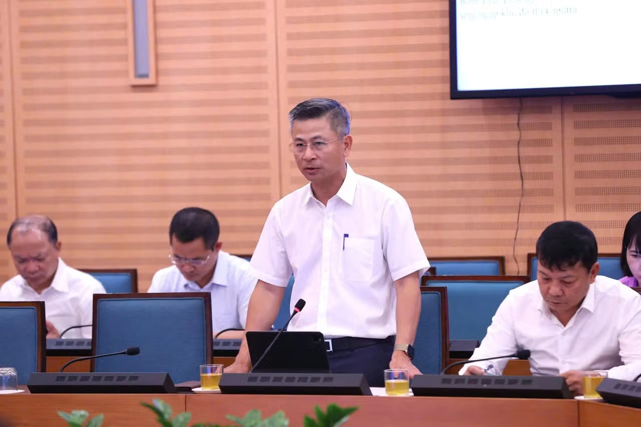 Giám đốc Sở Xây dựng Hà Nội Nguyễn Phi Thường thông tin tại cuộc họp Chủ tịch Hà Nội: Công khai kết quả đầu tư các dự án chống ngập để người dân giám sát - Ảnh 1.