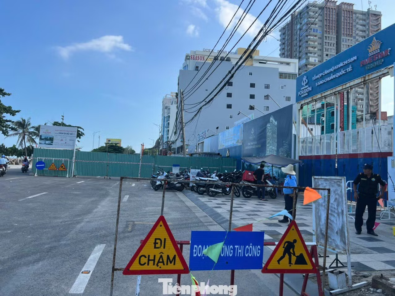 Dù đường Thùy Vân (Bãi Sau) đông đúc khách lưu thông nhưng đơn vị chủ đầu tư, nhà thầu bao chiếm từ vỉa hè, đến lòng đường để phục vụ thi công dự án của Công ty Loạt dự án trên 'đất vàng' Vũng Tàu: Nơi bỏ hoang, chỗ thi công cầm chừng... - Ảnh 5.