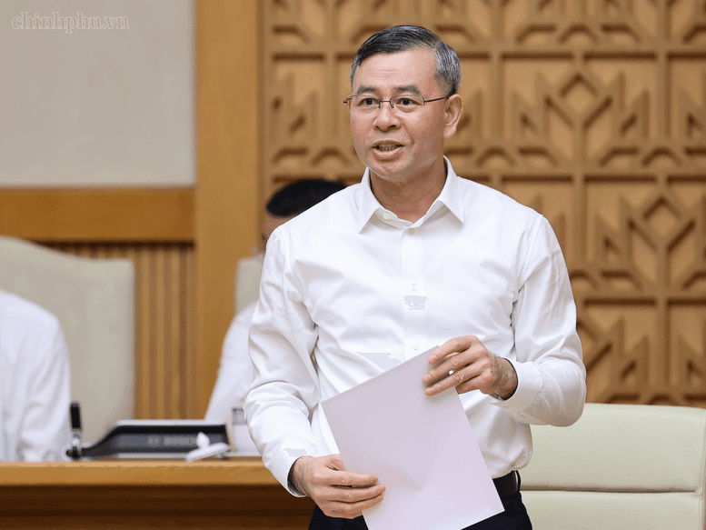 Bộ trưởng Bộ Tài chính Ngô Văn Tuấn báo cáo tại Phiên họp Chính phủ thường kỳ tháng 7 - Ảnh: VGP