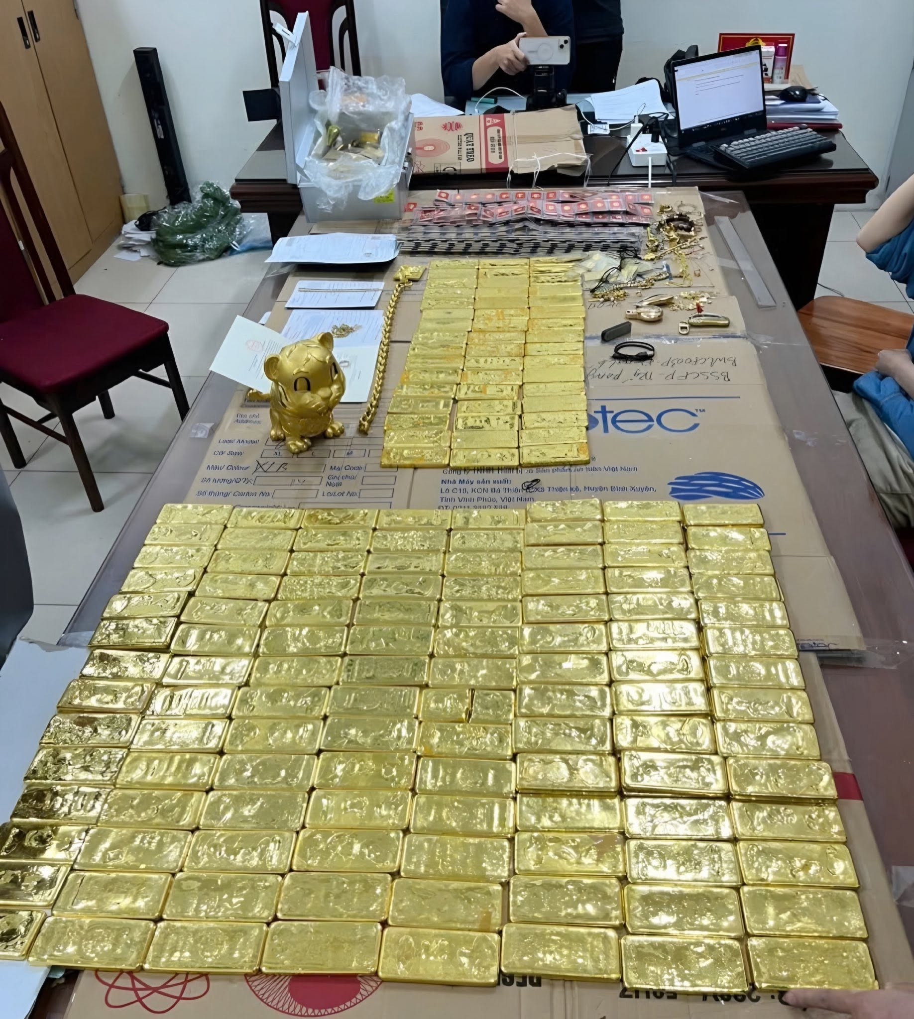 Tịch thu gần 600 miếng vàng, loạt trang sức, túi xách, đồng hồ hàng hiệu của bạn gái Phó Đức Nam - Ảnh 2.