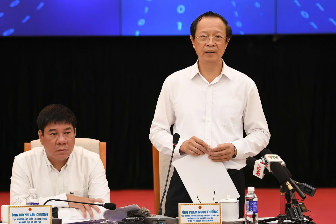 Thứ trưởng Bộ GD&ĐT Phạm Ngọc Thưởng (người đứng bên phải) và GS.TS Huỳnh Văn Chương, Cục trưởng Cục Quản lý chất lượng, Bộ GD&ĐT (người ngồi bên trái) chủ trì họp báo. Ảnh: Dương Triều Bộ GD&ĐT lý giải việc cho 328 thí sinh Tuyên Quang thi lại, không tổ chức thi lại ở Quảng Trị - Ảnh 2.
