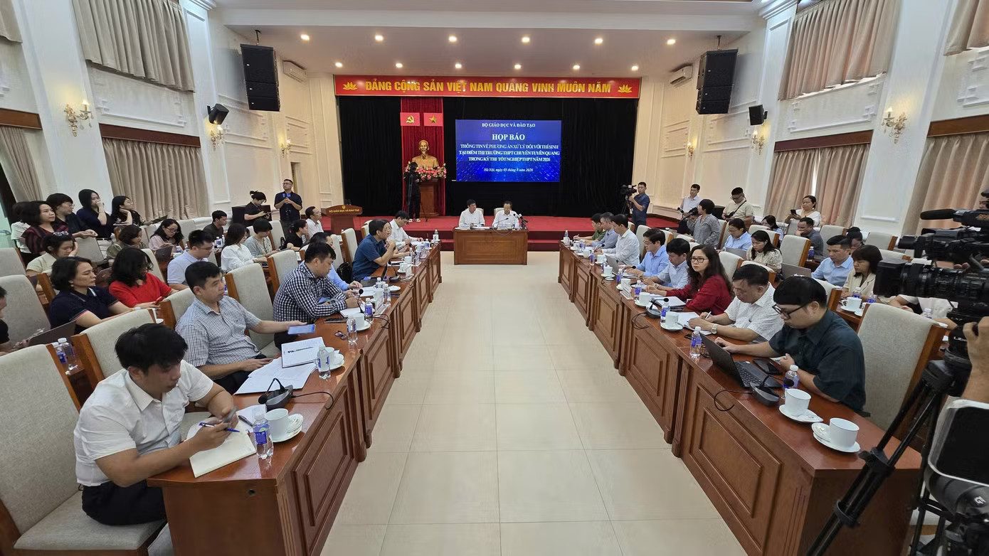 Quang cảnh buổi họp báo tại Bộ GD&ĐT thông tin về phương án xử lý đối với thí sinh tại điểm thi Trường THPT Chuyên Tuyên Quang năm 2026. Ảnh: Dương Triều Bộ GD&ĐT lý giải việc cho 328 thí sinh Tuyên Quang thi lại, không tổ chức thi lại ở Quảng Trị - Ảnh 1.