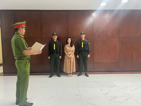 Khởi tố, bắt tạm giam ca sĩ Phương Diễm Huyền - Ảnh 1.
