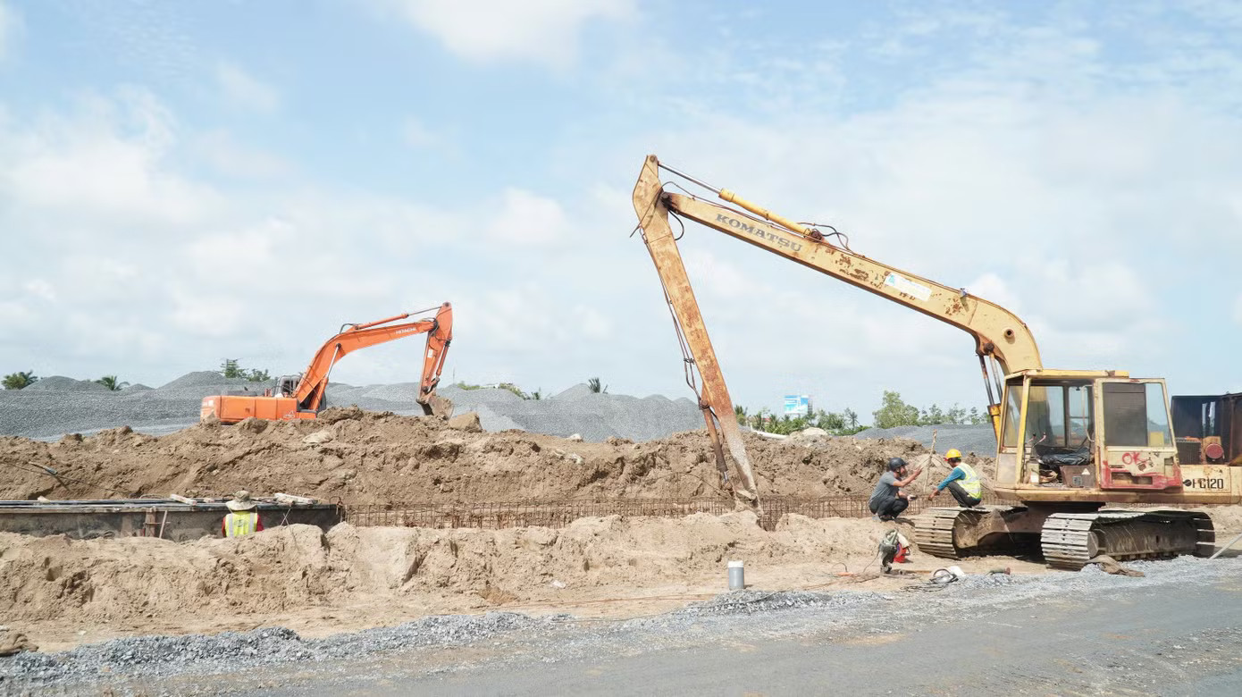 Thời gian qua, việc thi công Cảng hàng không Cà Mau gặp không ít thách thức do thời tiết mưa nhiều, giá xăng dầu và vật liệu tăng cao gây áp lực lớn cho các nhà thầu. Bên trong công trường dự án nâng cấp sân bay Cà Mau - Ảnh 3.