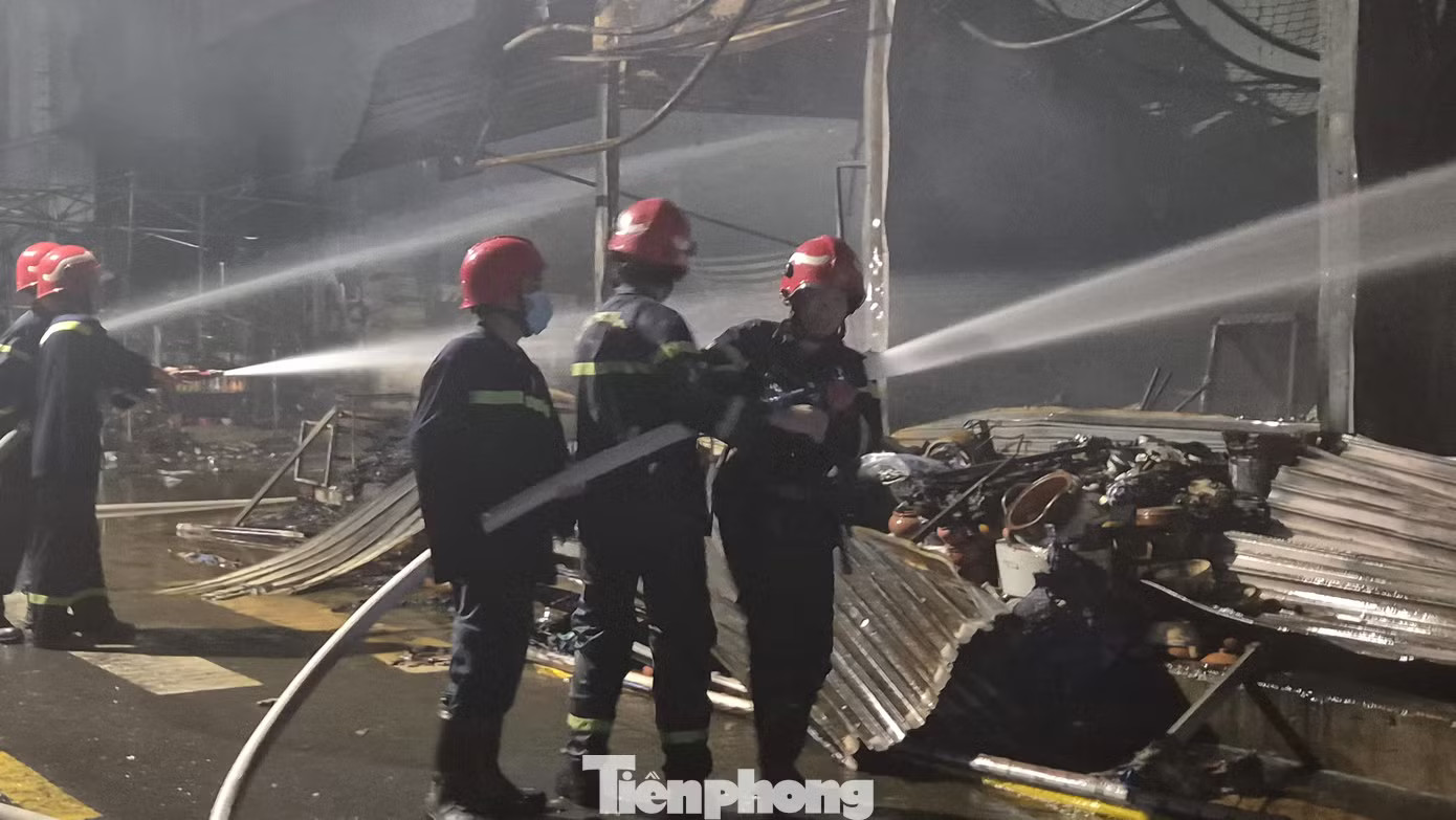 Hàng trăm chiến sĩ thuộc lực lượng Cảnh sát PCCC và CHCN TP Đồng Nai tham gia chữa cháy chợ Biên Hòa. Chợ Biên Hòa tan hoang sau vụ cháy, nhiều ki-ốt bị thiêu rụi - Ảnh 3.
