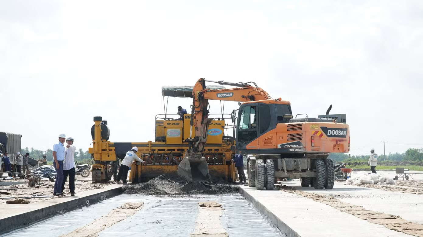 Tại gói thầu số 12 về thi công, lắp đặt thiết bị đường cất hạ cánh, đường lăn, sân đỗ máy bay, nhà thầu Trường Sơn đang thi công các lớp kết cấu mặt đường băng. Bên trong công trường dự án nâng cấp sân bay Cà Mau - Ảnh 6.