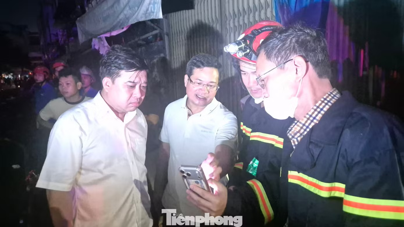 Lãnh đạo UBND TP và Công an TP Đồng Nai trực tiếp chỉ đạo khắc phục vụ cháy. Chợ Biên Hòa tan hoang sau vụ cháy, nhiều ki-ốt bị thiêu rụi - Ảnh 2.
