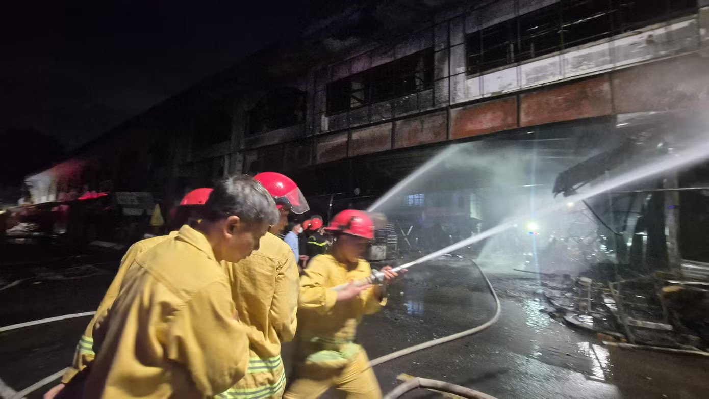 Công tác triển khai chữa cháy tại hiện trường vụ cháy chợ Biên Hòa (đêm 5/8). Chợ Biên Hòa tan hoang sau vụ cháy, nhiều ki-ốt bị thiêu rụi - Ảnh 6.