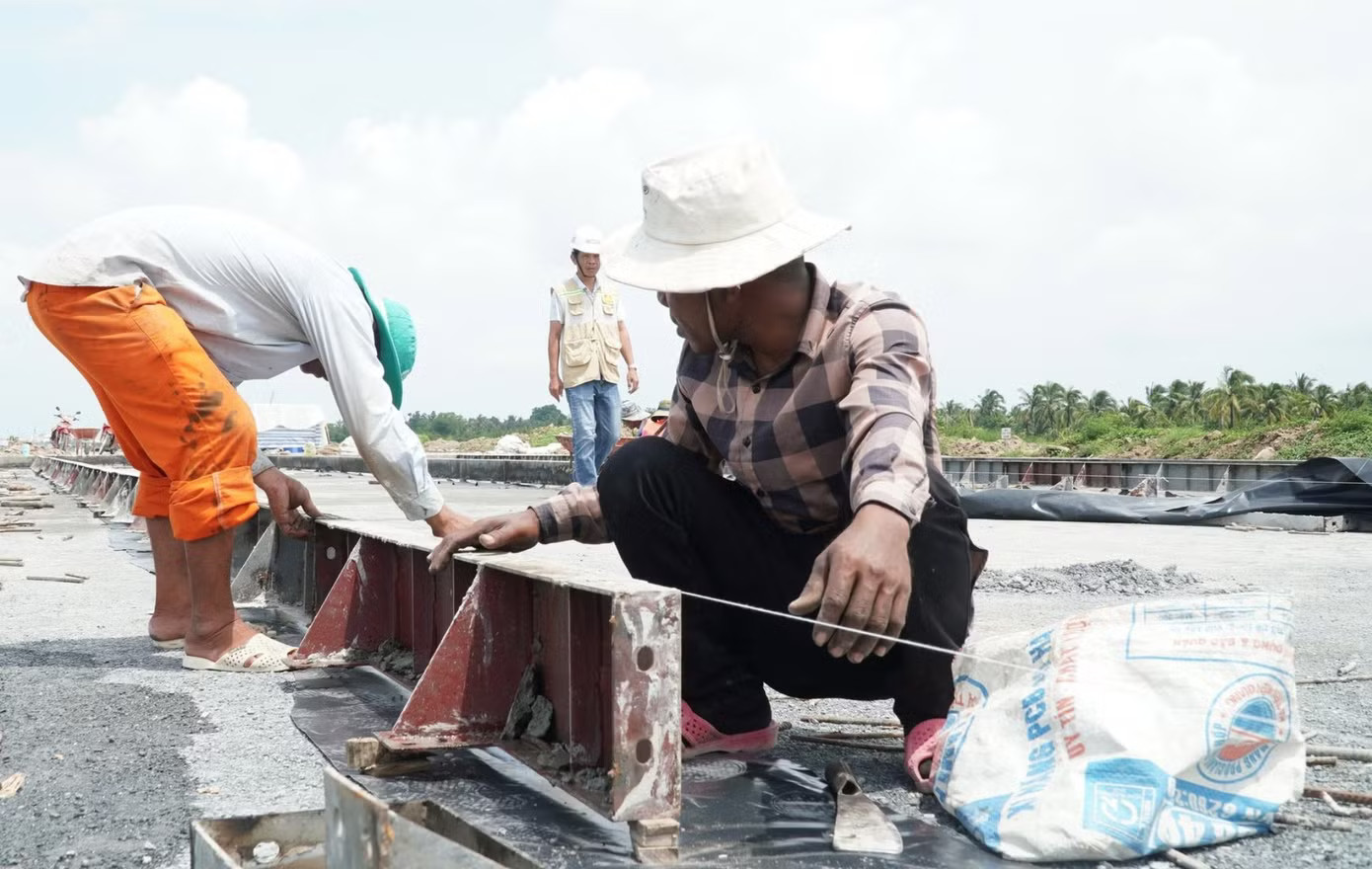 Trực tiếp làm việc tại công trường, anh Nguyễn Văn Vũ (công nhân thi công bê tông) cho hay, đội của anh chia làm 3 ca xoay vòng làm việc bất kể ngày đêm . Nhiều anh em mang theo đồ đạc, cơm nước vào công trường để bám ca đêm. Bên trong công trường dự án nâng cấp sân bay Cà Mau - Ảnh 7.