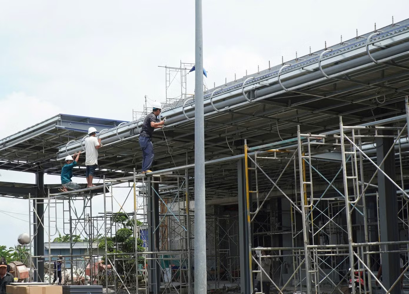 Ở gói thầu số 20 - thi công nhà ga hành khách, các đơn vị đã hoàn thiện được hơn 70% khối lượng, dự kiến hoàn thiện toàn bộ gói thầu vào cuối tháng 9 theo phương thức Bên trong công trường dự án nâng cấp sân bay Cà Mau - Ảnh 9.