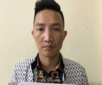 Động thái lạ của Huấn Hoa Hồng