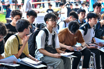 Sinh viên đang đi học được Nhà nước hỗ trợ 975.000 đồng mỗi tháng từ năm 2026: Ai đủ điều kiện, áp dụng ở đâu?