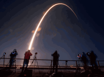 Tên lửa SpaceX vỡ tan tành, mảnh vỡ 4 tấn to bằng xe buýt va vào Mặt Trăng