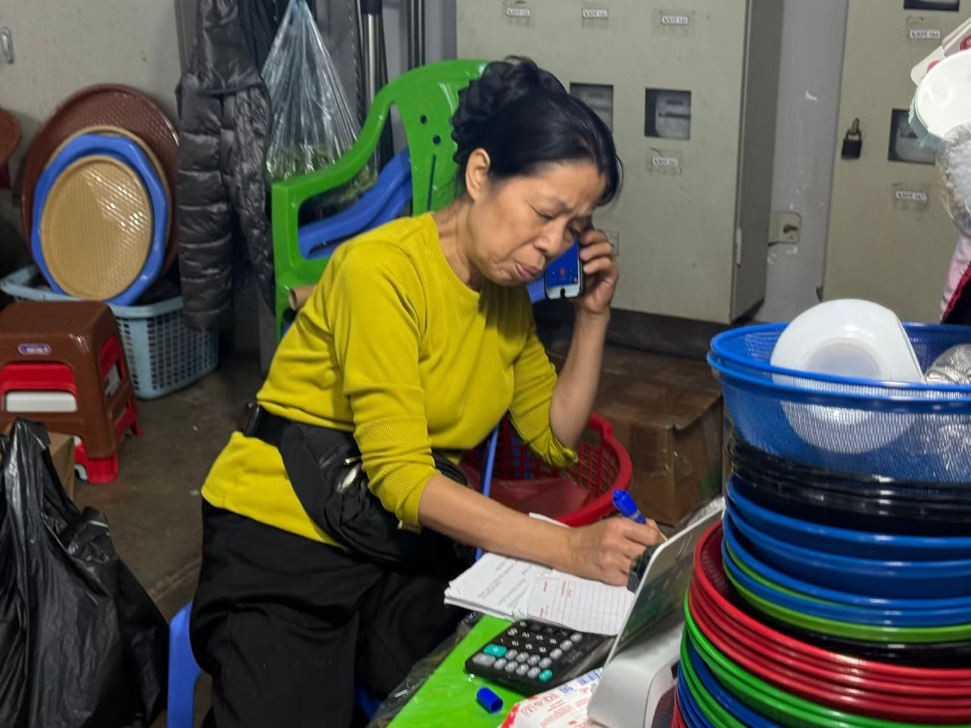 Hộ kinh doanh lớn tuổi tập ghi chép sổ sách, lưu trữ chứng từ. Doanh nghiệp nhỏ, hộ kinh doanh: Kiến nghị cắt giảm mạnh thủ tục về thuế - Ảnh 1.