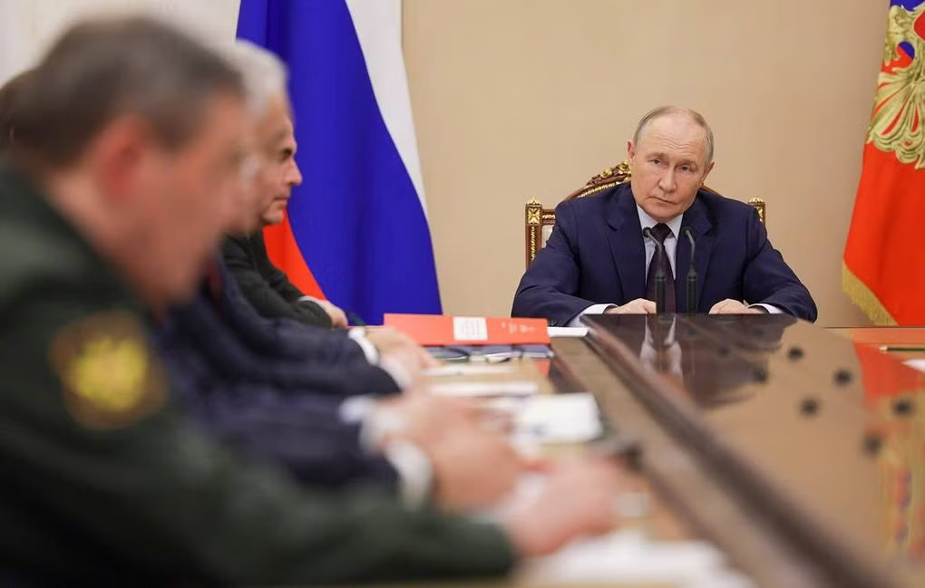 Tổng thống Nga Putin bất ngờ cải tổ hàng ngũ chỉ huy quân đội - Ảnh 1.
