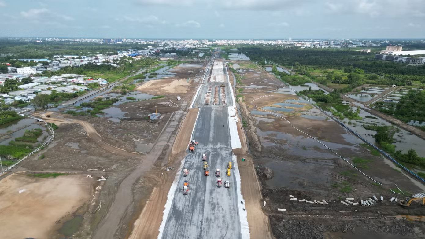Ông Phạm Thanh Lâm - Giám đốc Cảng hàng không Cà Mau - cho biết, Dự án nâng cấp, mở rộng Cảng hàng không Cà Mau dự kiến sẽ hoàn thành vào ngày 31/10, chính thức đưa vào khai thác trở lại từ ngày 1/11. Dự án gồm xây mới đường băng, đường lăn, sân đỗ, nâng cấp nhà ga hành khách; đầu tư mới cụm công trình quản lý bay (đài không lưu và hệ thống dẫn đường). Bên trong công trường dự án nâng cấp sân bay Cà Mau - Ảnh 1.