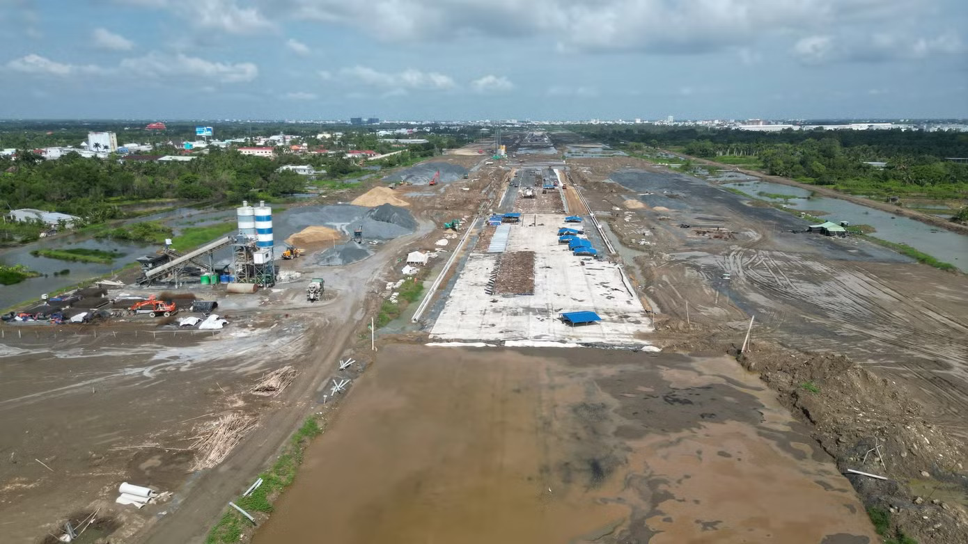 Đường cất hạ cánh sân bay Cà Mau được xây mới dài 2,4 km, rộng 45 m, đảm bảo khai thác máy bay thân hẹp A320/321 và tương đương. Bên trong công trường dự án nâng cấp sân bay Cà Mau - Ảnh 4.