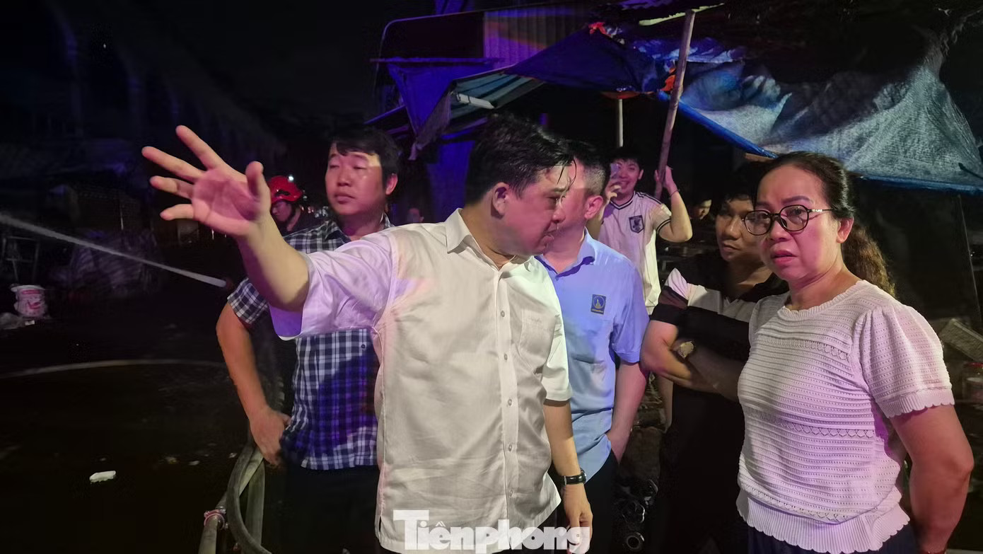 Ông Hồ Văn Hà - Phó Chủ tịch UBND TP Đồng Nai có mặt tại hiện trường chỉ đạo khắc phục vụ cháy. Chợ Biên Hòa tan hoang sau vụ cháy, nhiều ki-ốt bị thiêu rụi - Ảnh 1.
