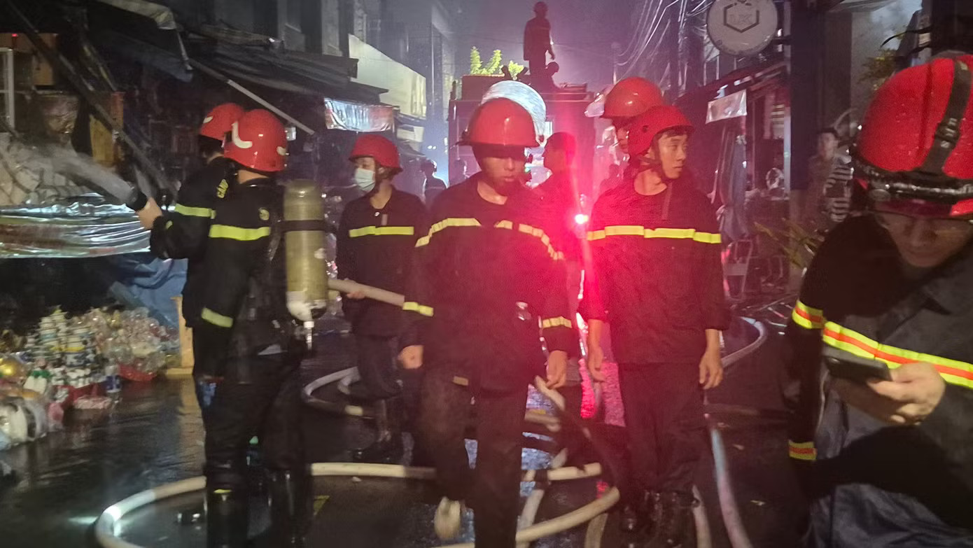 Công tác triển khai chữa cháy tại hiện trường vụ cháy chợ Biên Hòa (đêm 5/8). Chợ Biên Hòa tan hoang sau vụ cháy, nhiều ki-ốt bị thiêu rụi - Ảnh 8.