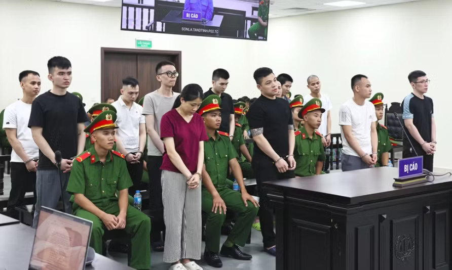 Các bị cáo tại phiên tòa. Tuyên tử hình và tù chung thân hai kẻ cầm đầu đường dây ma túy xuyên quốc gia - Ảnh 2.