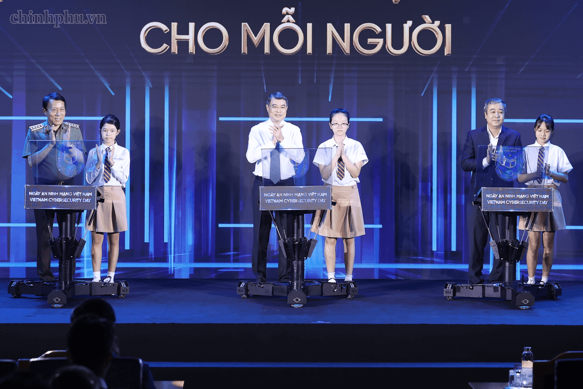 Đúng hôm nay (6/8), Thủ tướng phát động chuỗi hoạt động toàn quốc, yêu cầu ngân hàng miễn 100% phí cho người dân tính năng này - Ảnh 1.